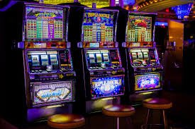 iwet Online Slots ဂိမ်းများ Jackpot Symbol များ ဖြင့် ပြည့်နှက်နေသော Slot Reels မြင်ကွင်း